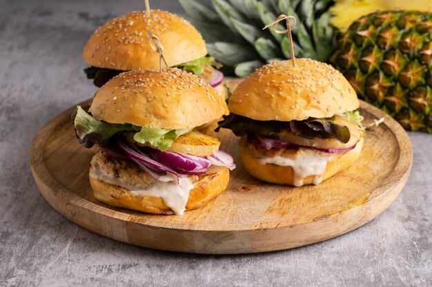 Primo piano di un pasto ad alto contenuto proteico di hamburger