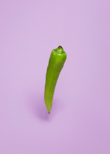 Primo piano di un peperoncino verde su sfondo viola