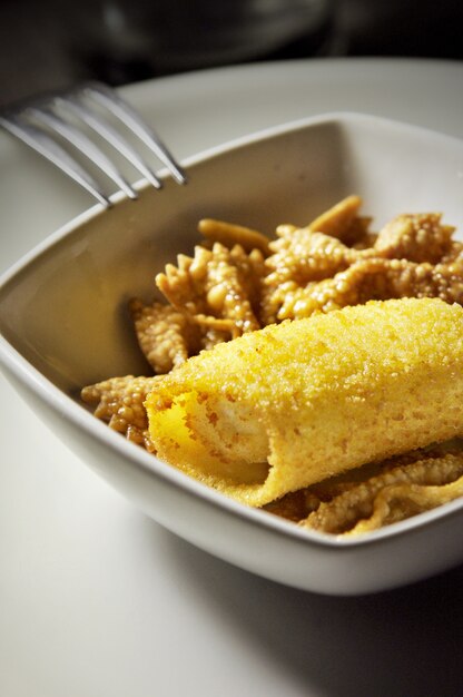 Primo piano di un piatto di maccheroni e formaggio