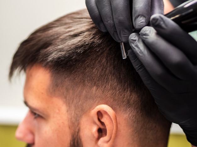 Primo piano di un taglio di capelli con trimmer