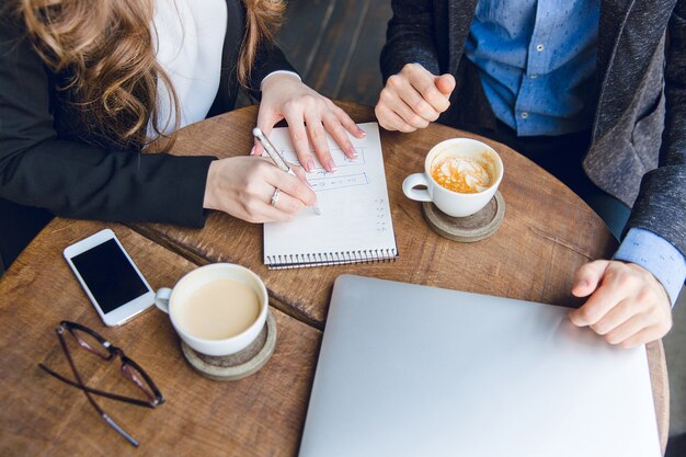 Primo piano di un tavolino da caffè con due colleghi