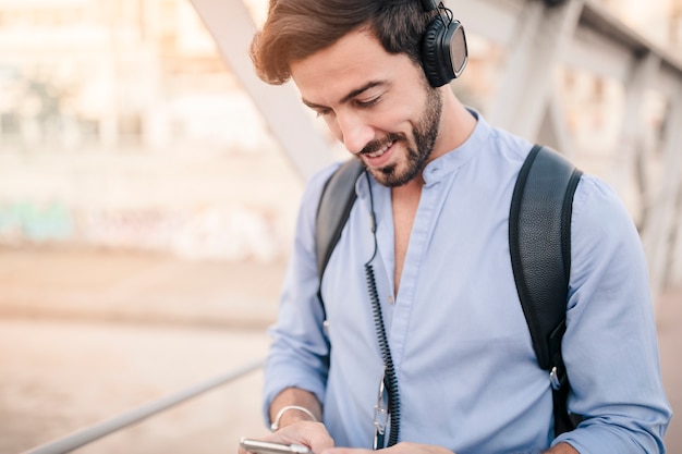 Primo piano di un uomo bello che indossa la cuffia