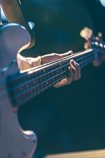 Primo piano di un uomo che suona il basso