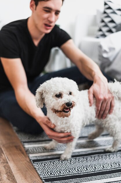 Primo piano di un uomo con il suo cane