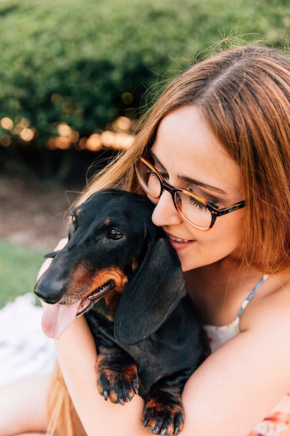 Primo piano di una bella giovane donna con il suo cane