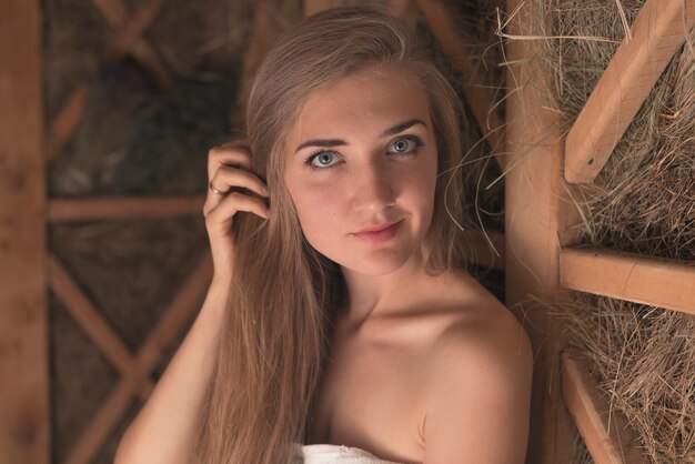 Primo piano di una bella giovane donna nella sauna