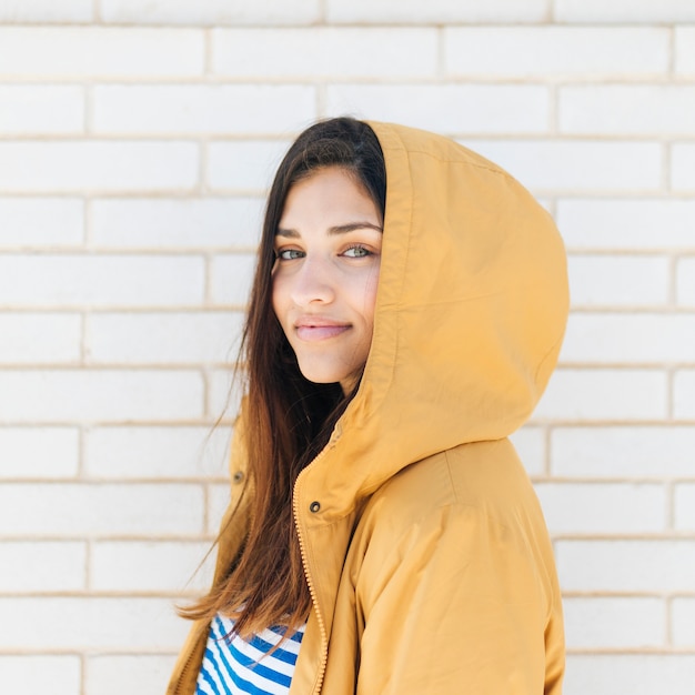 Primo piano di una bella giovane donna sorridente