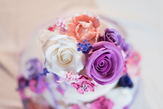 Primo piano di una bellissima torta con decorazioni floreali