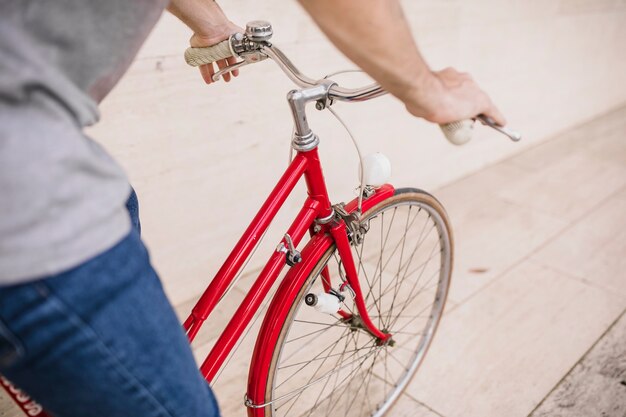 Primo piano di una bicicletta di guida della persona