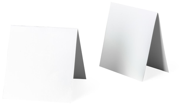 Primo piano di una carta per appunti bianca su sfondo bianco