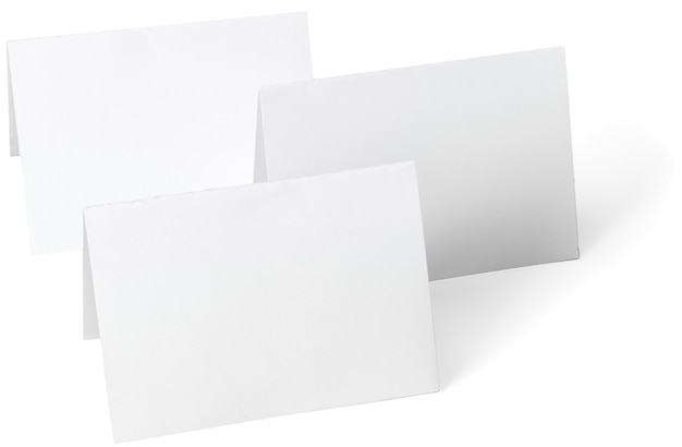 Primo piano di una carta per appunti bianca su sfondo bianco