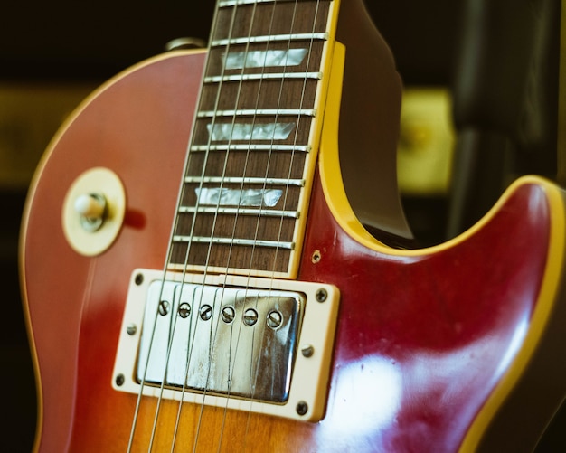 Primo piano di una chitarra elettrica con uno sfondo sfocato