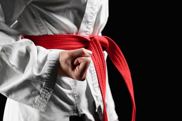 Primo piano di una combattente di karate