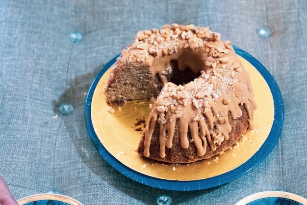 Primo piano di una deliziosa torta con topping al caramello e noci