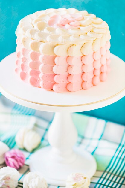 Primo piano di una deliziosa torta sul cakestand