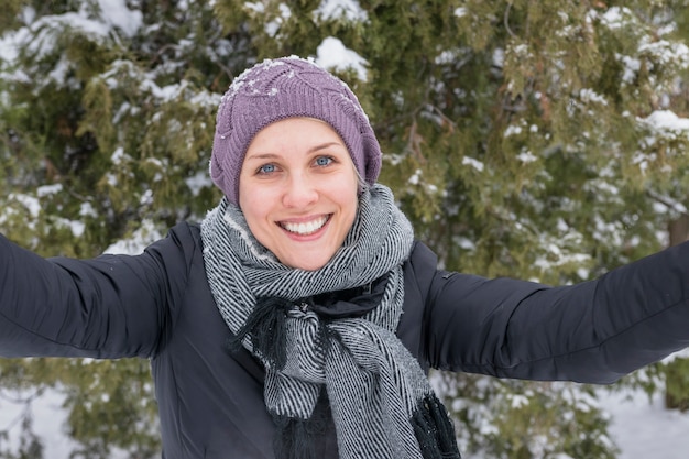 Primo piano di una donna attraente sorridente che guarda l&#39;obbiettivo