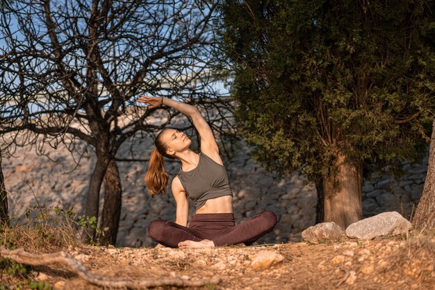 Primo piano di una donna caucasica che pratica yoga in montagna, Germania