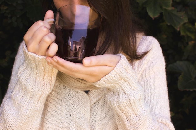 Primo piano di una donna che beve la tazza di tisana