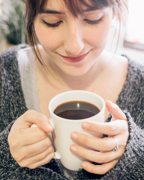 Primo piano di una donna che beve tè nero