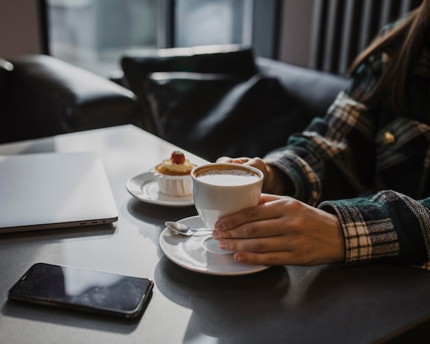 Primo piano di una donna che gode di una pausa caffè