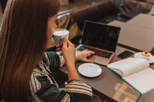 Primo piano di una donna che gode di una tazza di caffè