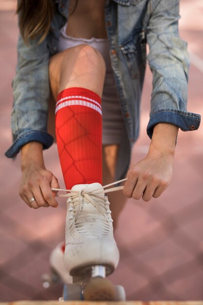 Primo piano di una donna che lega il pizzo di roller skater