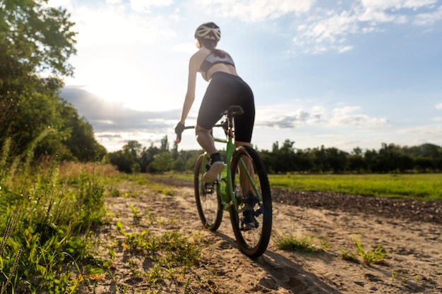 Primo piano di una donna ciclista outdors