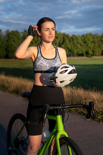 Primo piano di una donna ciclista outdors