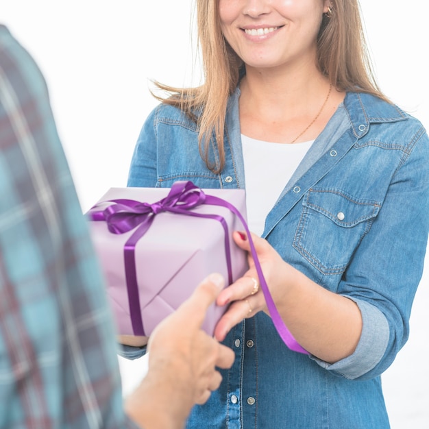 Primo piano di una donna felice che dà il regalo di San Valentino al suo fidanzato