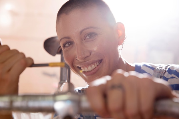 Primo piano di una donna sorridente che esegue un servizio