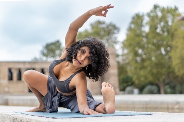 Primo piano di una donna spagnola che pratica yoga all'aperto