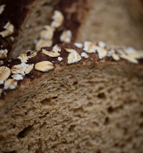 Primo piano di una fetta di pane integrale