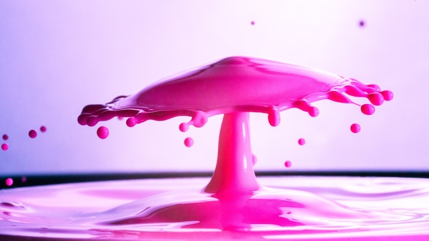 Primo piano di una fresca spruzzata di acqua rosa su uno sfondo sfocato - ottimo per gli sfondi