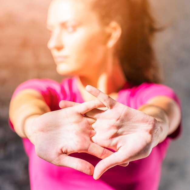 Primo piano di una giovane donna che si estende le mani