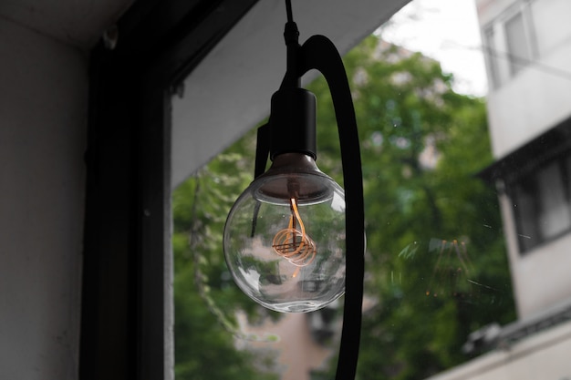 Primo piano di una lampadina retrò