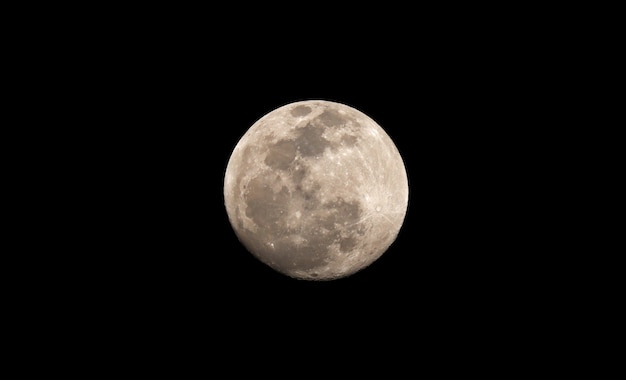 Primo piano di una luna in piena fase con crateri dettagliati visibili