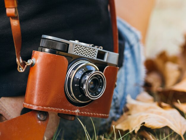 Primo piano di una macchina fotografica retrò in una borsa di pelle