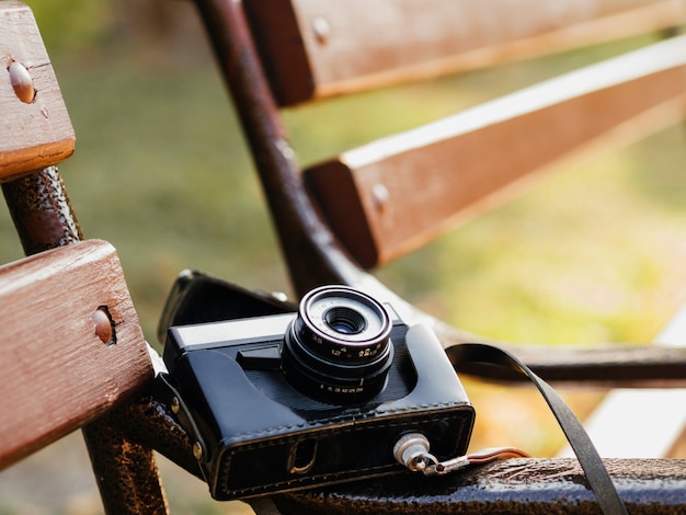 Primo piano di una macchina fotografica retrò su una panchina