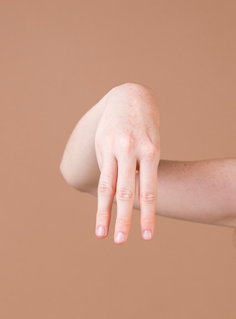 Primo piano di una mano che insegna la lingua dei segni