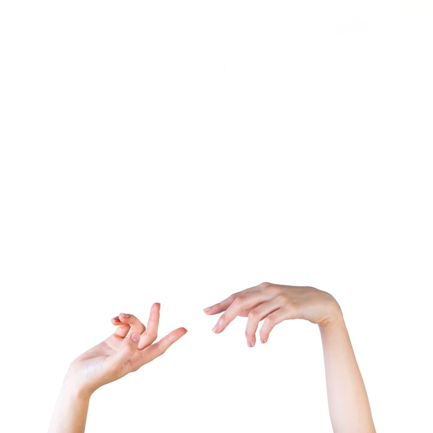 Primo piano di una mano femminile che gesturing sul fondo bianco