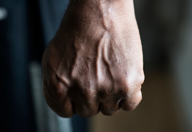 Primo piano di una mano nera in pugno