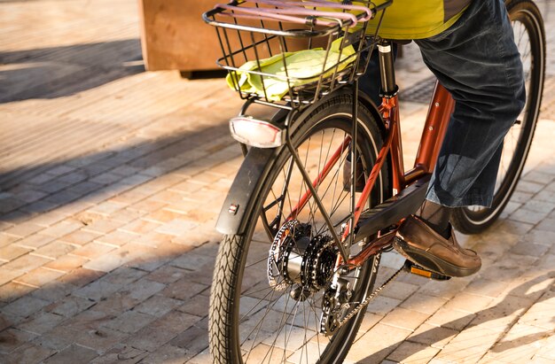 Primo piano di una persona che guida la bicicletta sulla strada