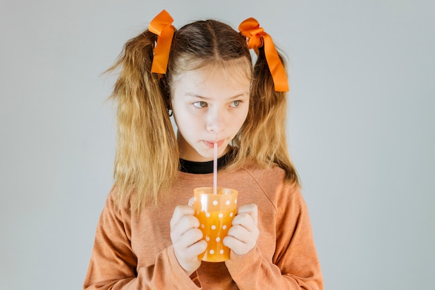 Primo piano di una ragazza che beve succo