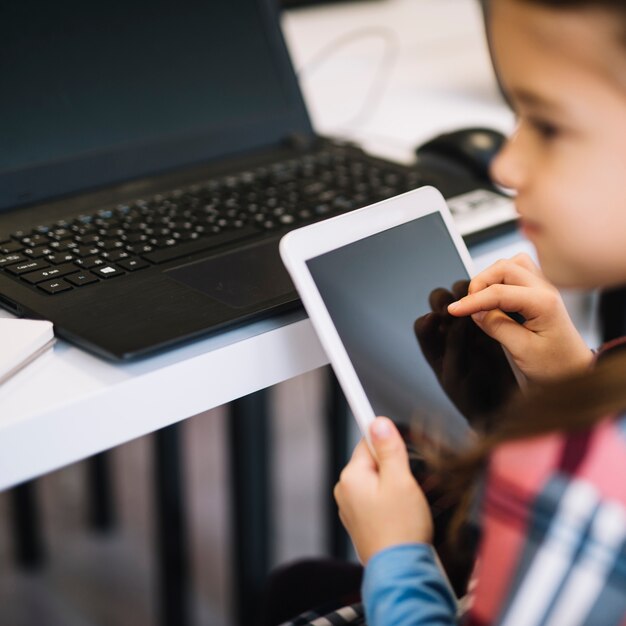 Primo piano di una ragazza utilizzando la tavoletta digitale