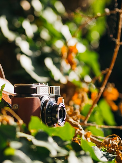 Primo piano di una retro macchina fotografica della foto su terra