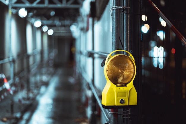 Primo piano di una spia di avvertimento in strada di notte