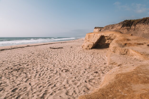 Primo piano di una spiaggia sabbiosa