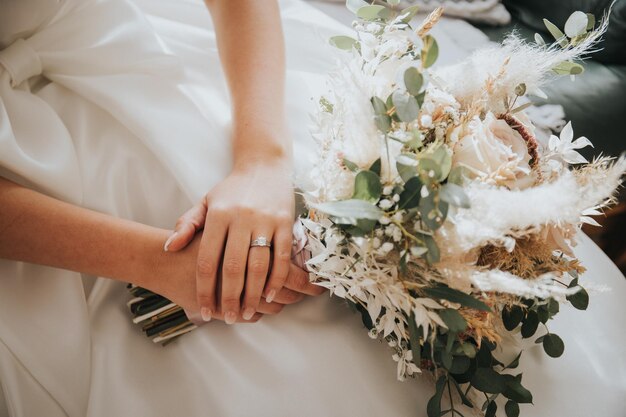 Primo piano di una sposa che tiene in mano un bouquet