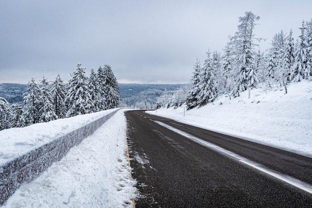 Primo piano di una strada nelle montagne della Foresta Nera, in Germania in inverno