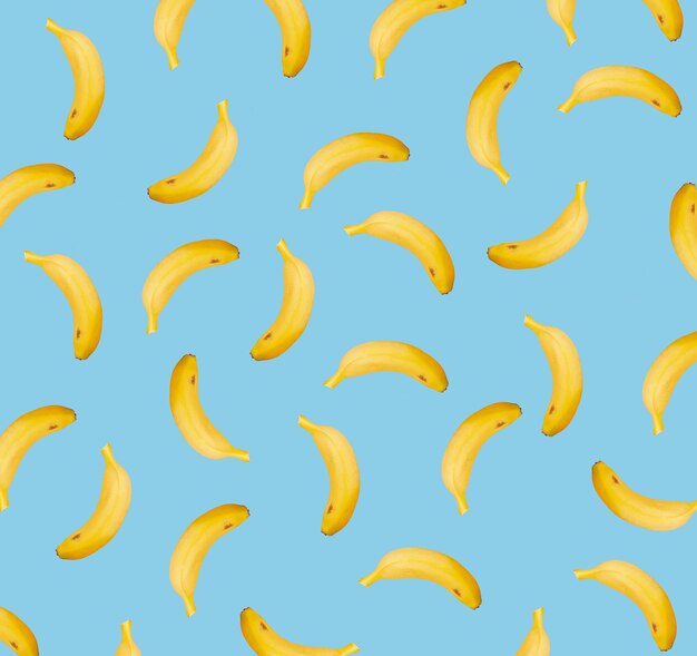 Primo piano di una superficie blu con sopra delle banane banana